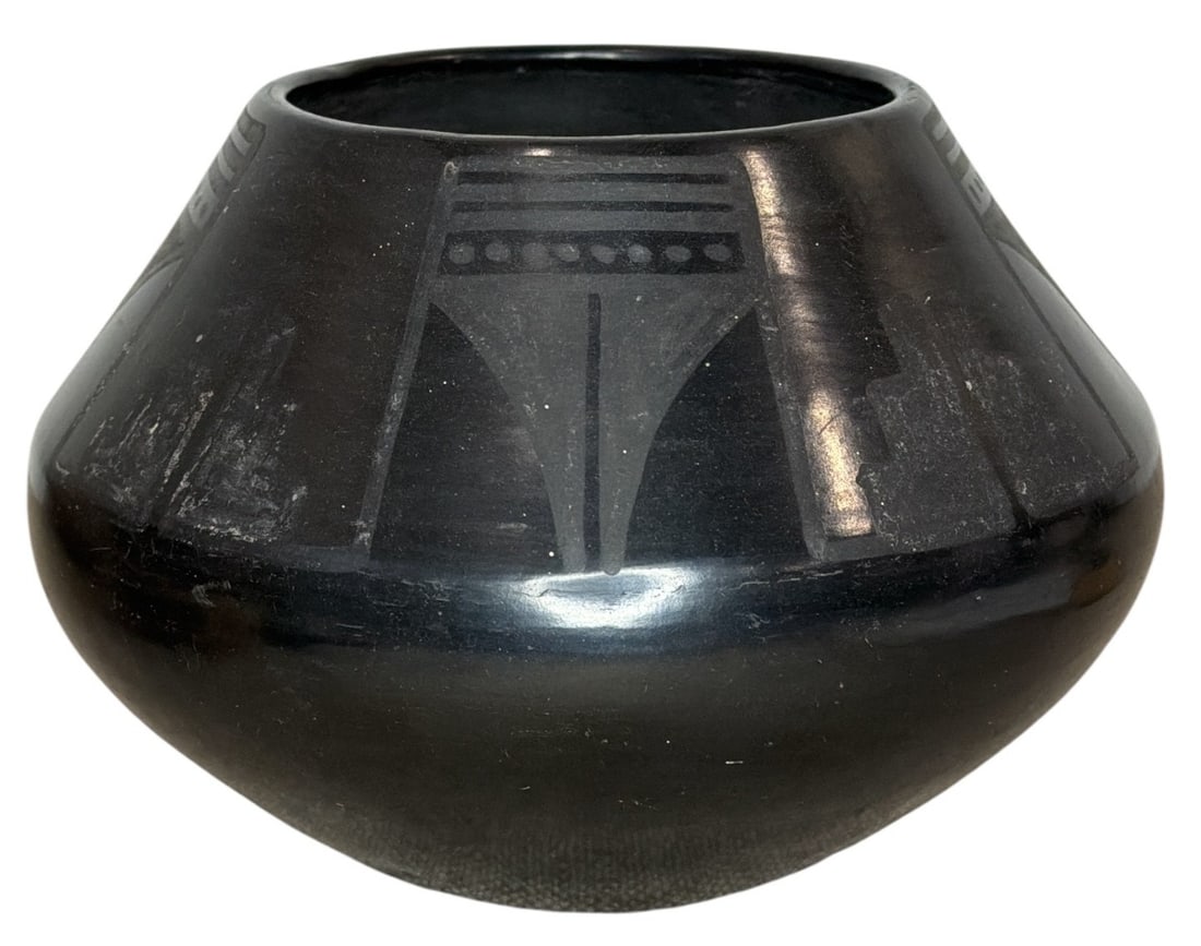 MARIA & JULIAN MARTINEZ (San Ildefonso, 1887-1980 / 1879-1943) Blackware Vase (1 of 5)