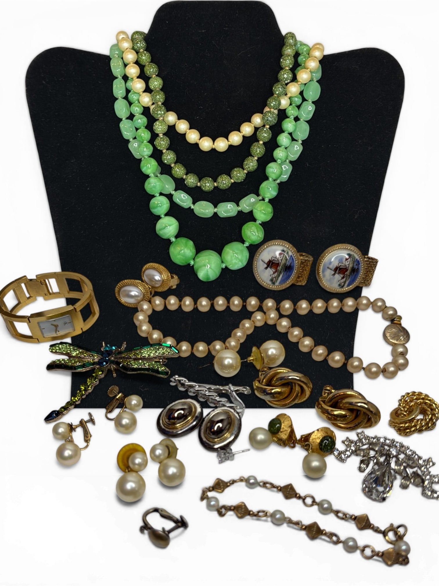 Collection Vintage Costume Jewelry: Includes a broad range of costume jewelry from the 1950s-1990s. See photos for all included pieces.