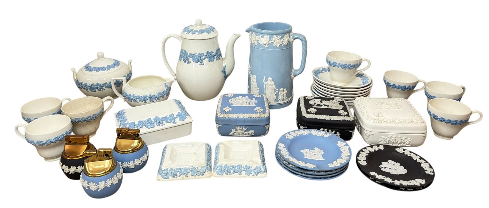 Collection WEDGWOOD Glossy and Matte Jasperware (1 of 4)