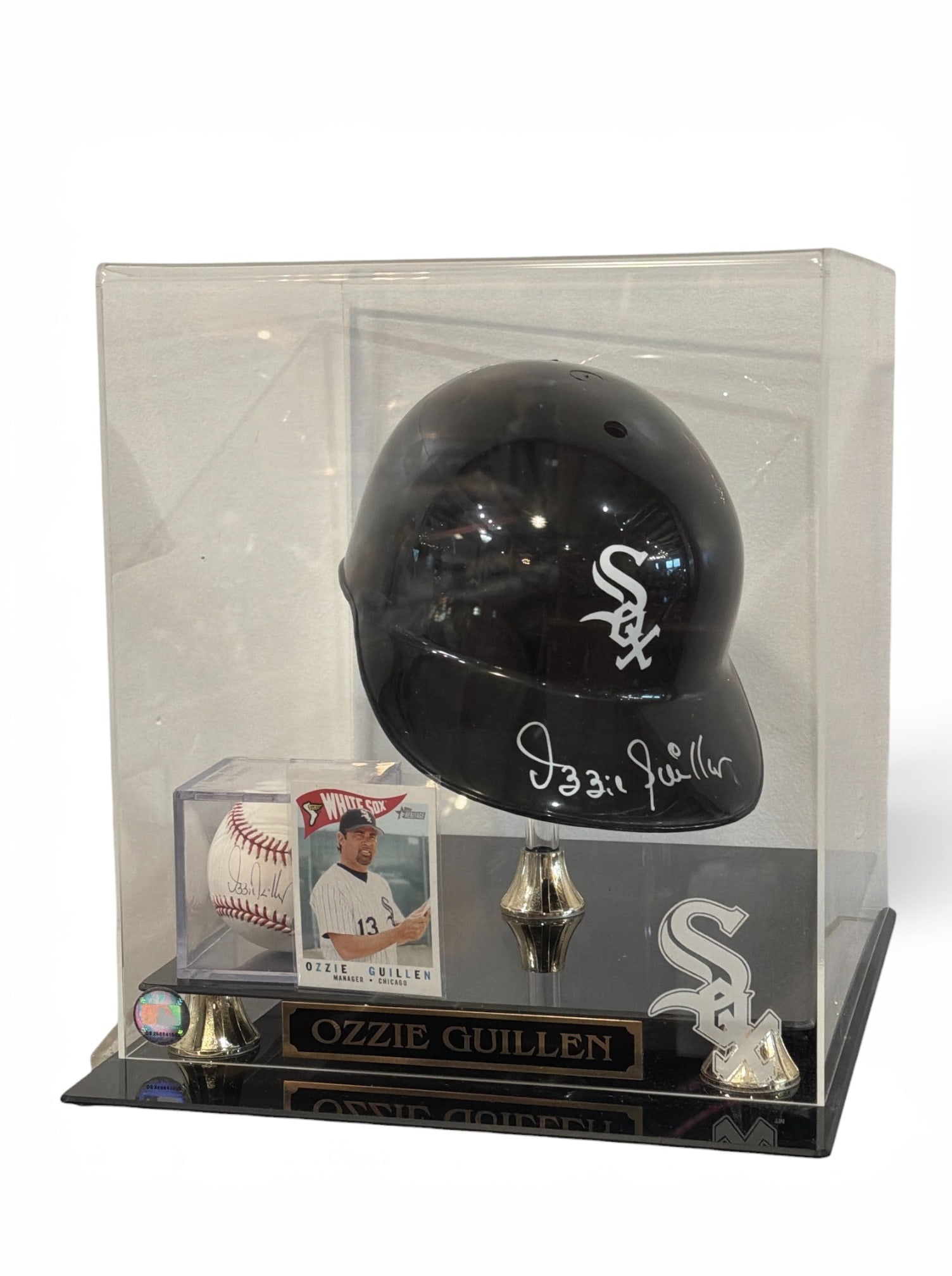 Autographed OZZIE GUILLEN Chicago White Sox Articles (1 of 5)