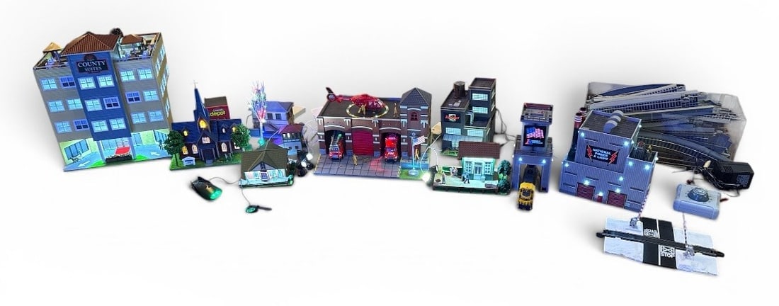 Collection of HO Train Set Accessories and Buildings (1 of 10)