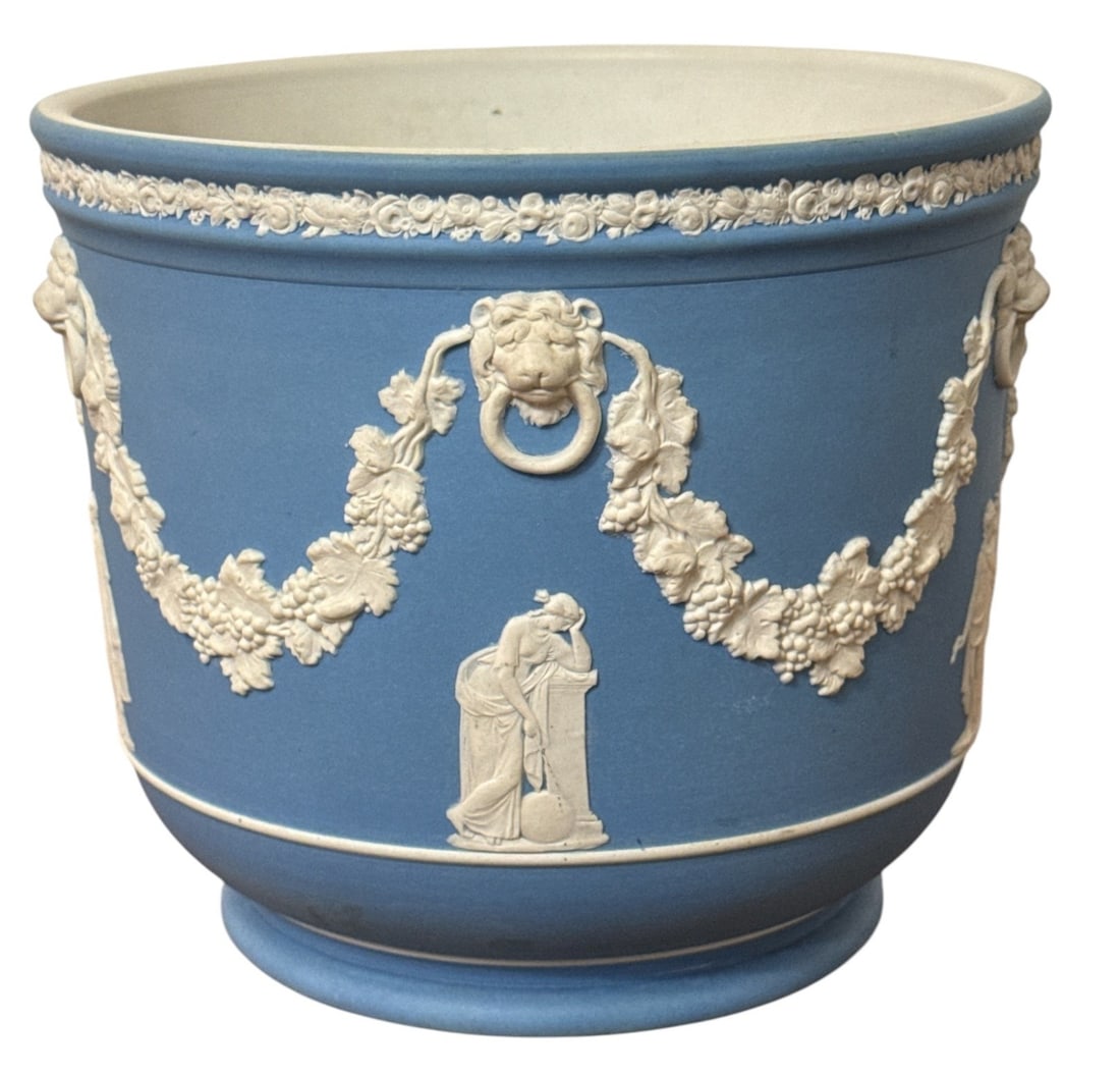 WEDGWOOD Jasperware Blue Jardinere: Measures 6.5" H x 7.25" diameter.