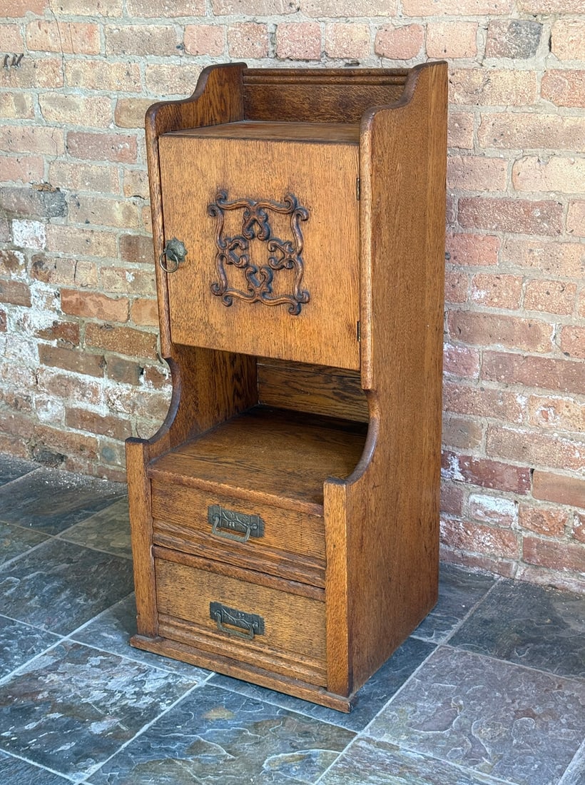 Early 1900's Victorian Solid Oak Cabinet: Measures 39" H x 16.5" W x 15.5" D.