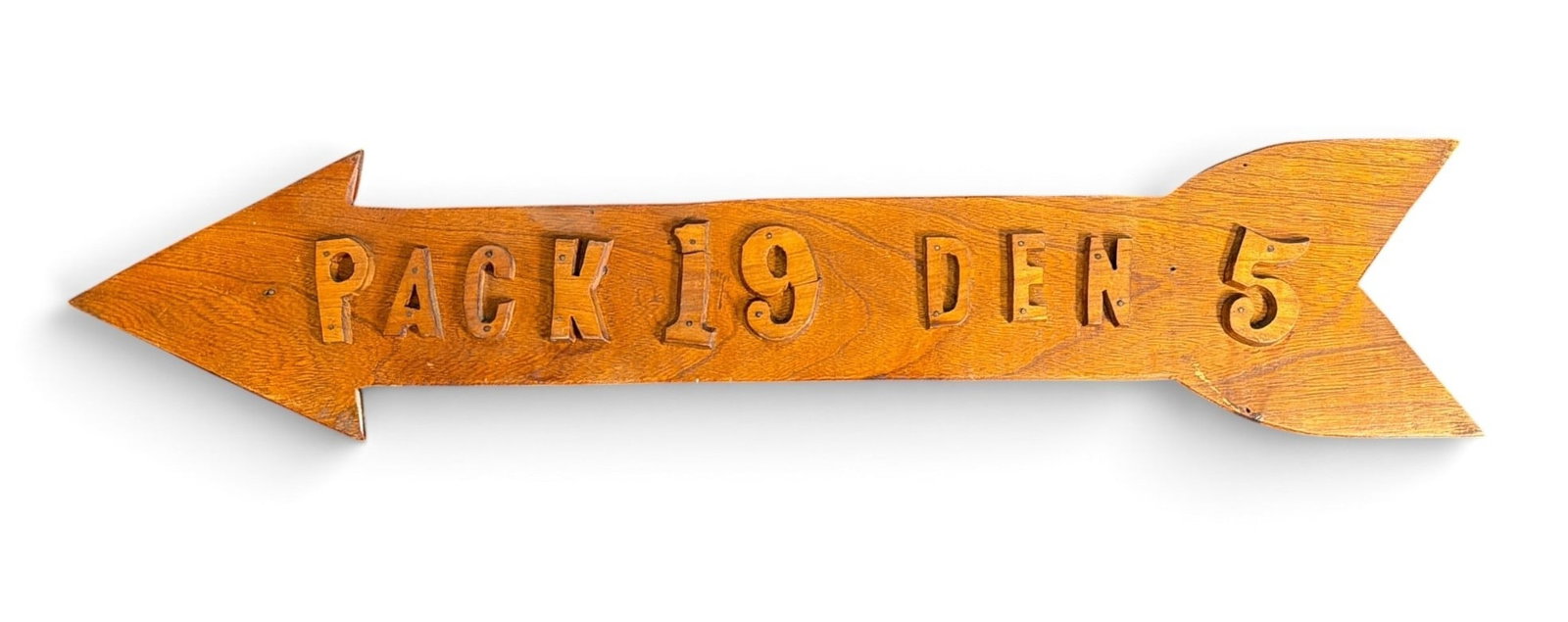 Folk Art Carved Boy Scout Camp Directional Arrow Sign: "Pack 19, Den 5" 5.25" H x 24" W x 0.5" D.