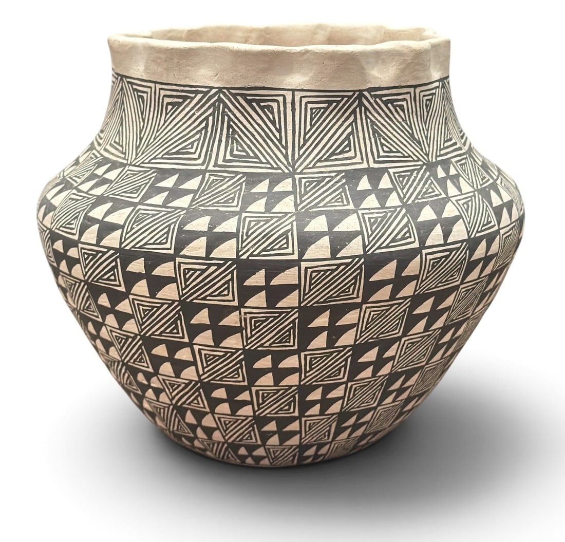 VIRGIE GARCIA (Acoma Pueblo, b. 1947) Polychrome Vessel: Black and white fineline design with a scalloped opening. Measures 7.5" x 9" overall diameter.
