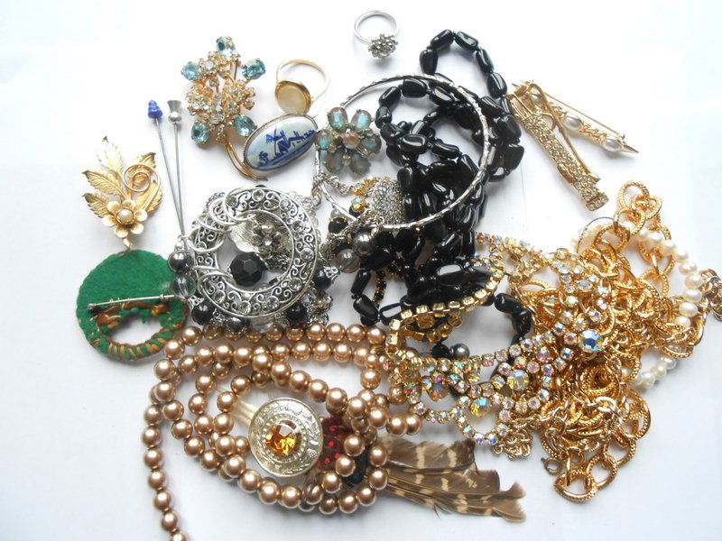 Mixed Lot Of Vintage Costume Jewellery (1 of 1)
