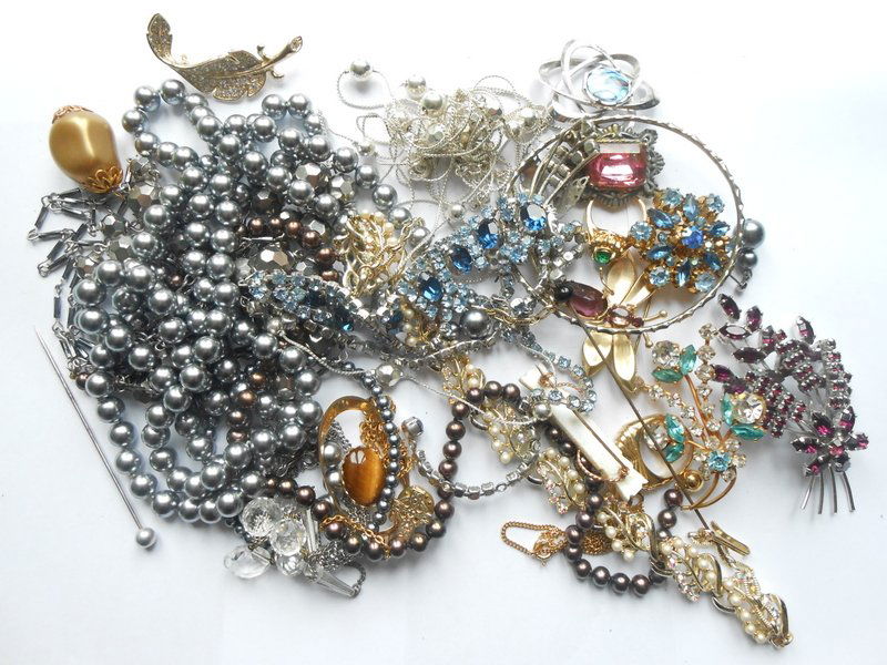 Mixed Lot Of Vintage Costume Jewellery (1 of 1)