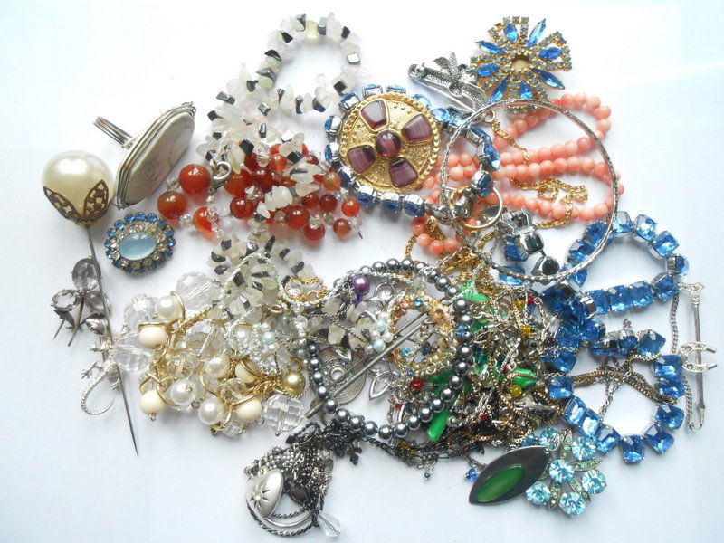 Mixed Lot Of Vintage Costume Jewellery (1 of 1)