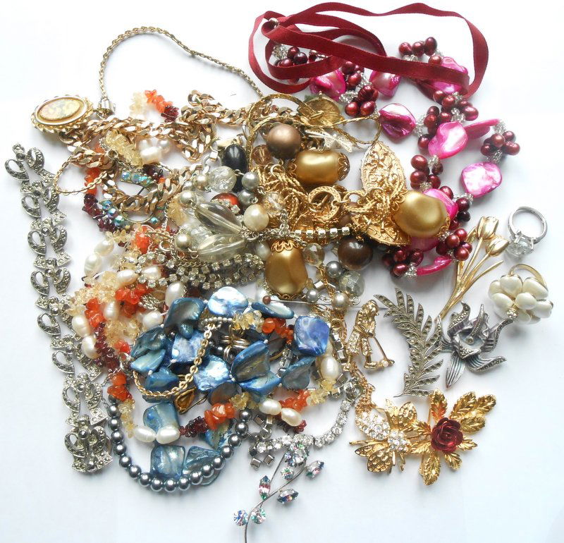 Mixed Lot Of Vintage Costume Jewellery (1 of 1)