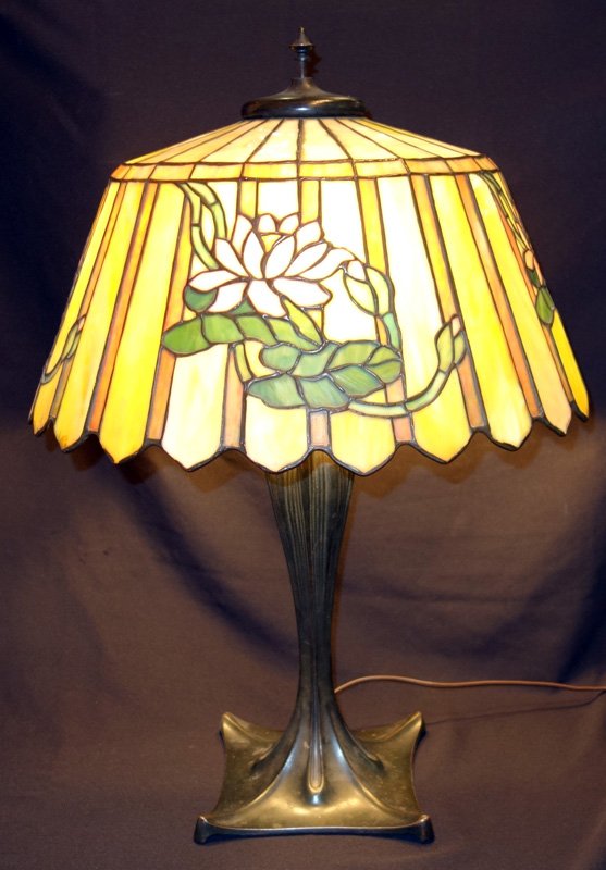 VICTORIAN LEADED TABLE LAMP (1 of 10)