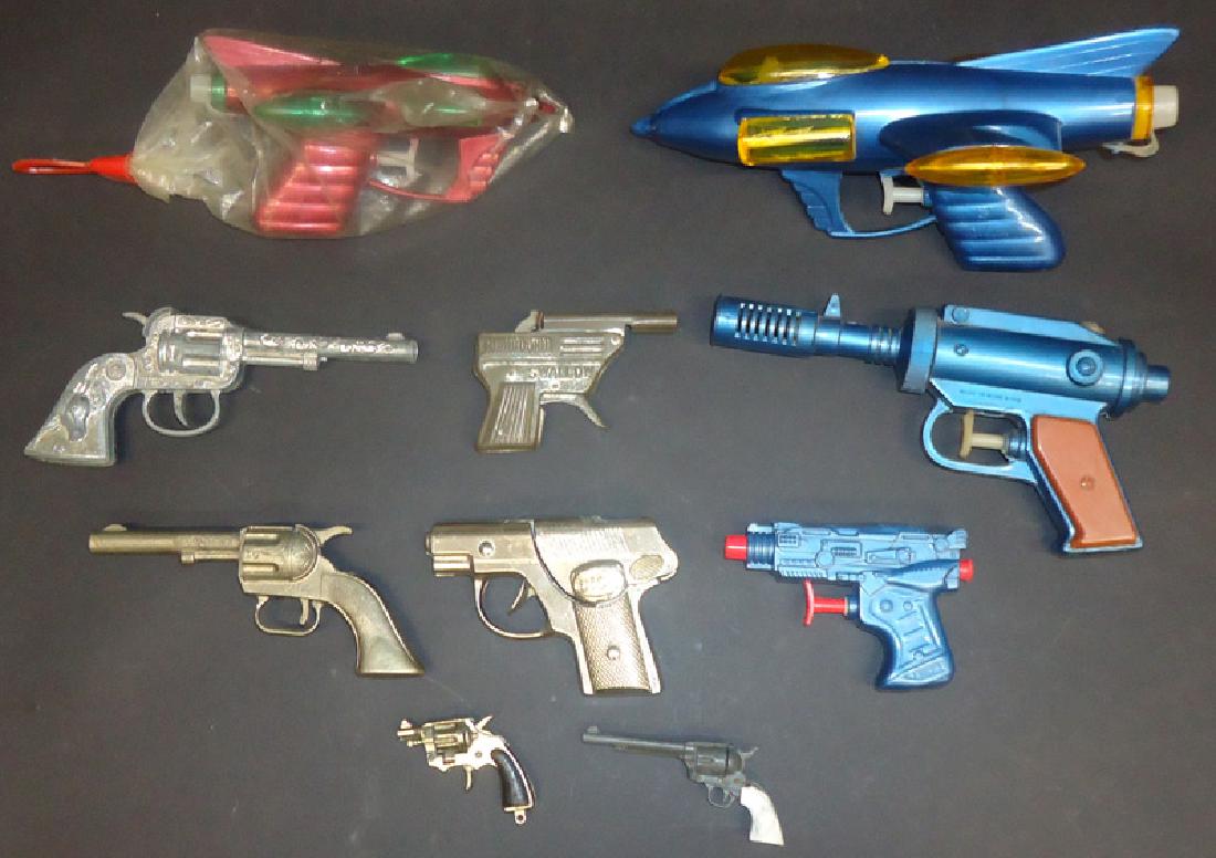 SPACE PISTOLS & SQUIRT GUNS (10) (1 of 1)