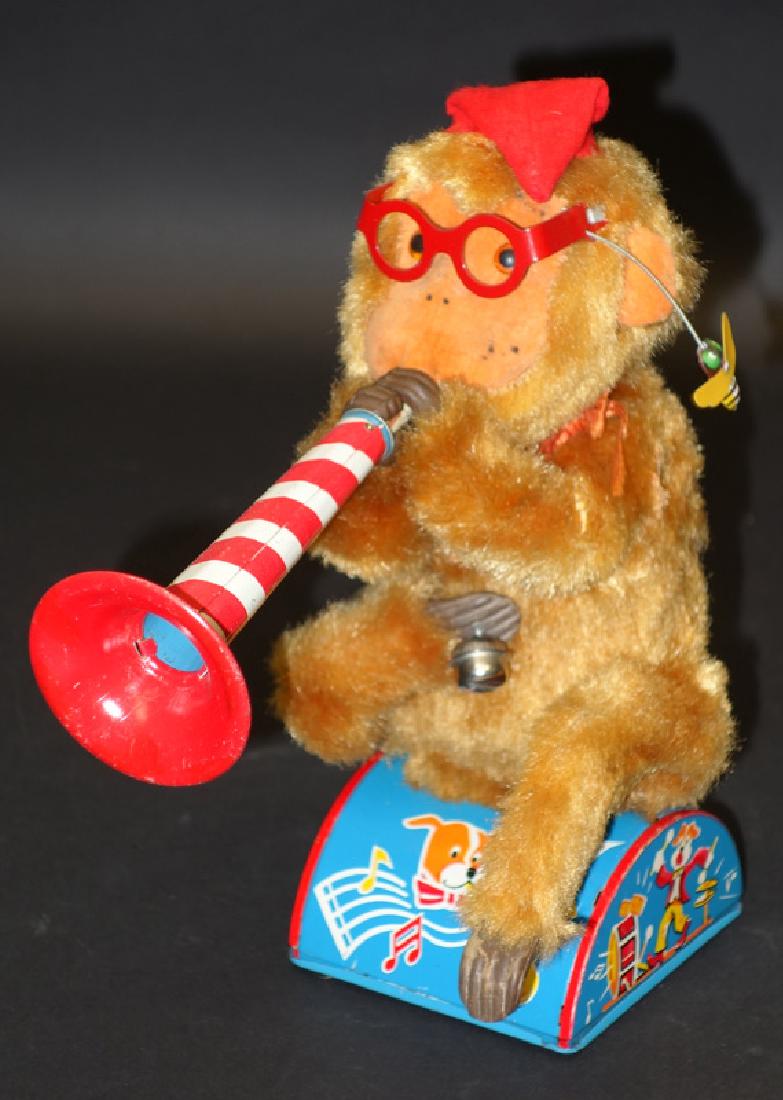 JAPANESE MONKEY HORN BLOWER BATTERY OP (1 of 1)