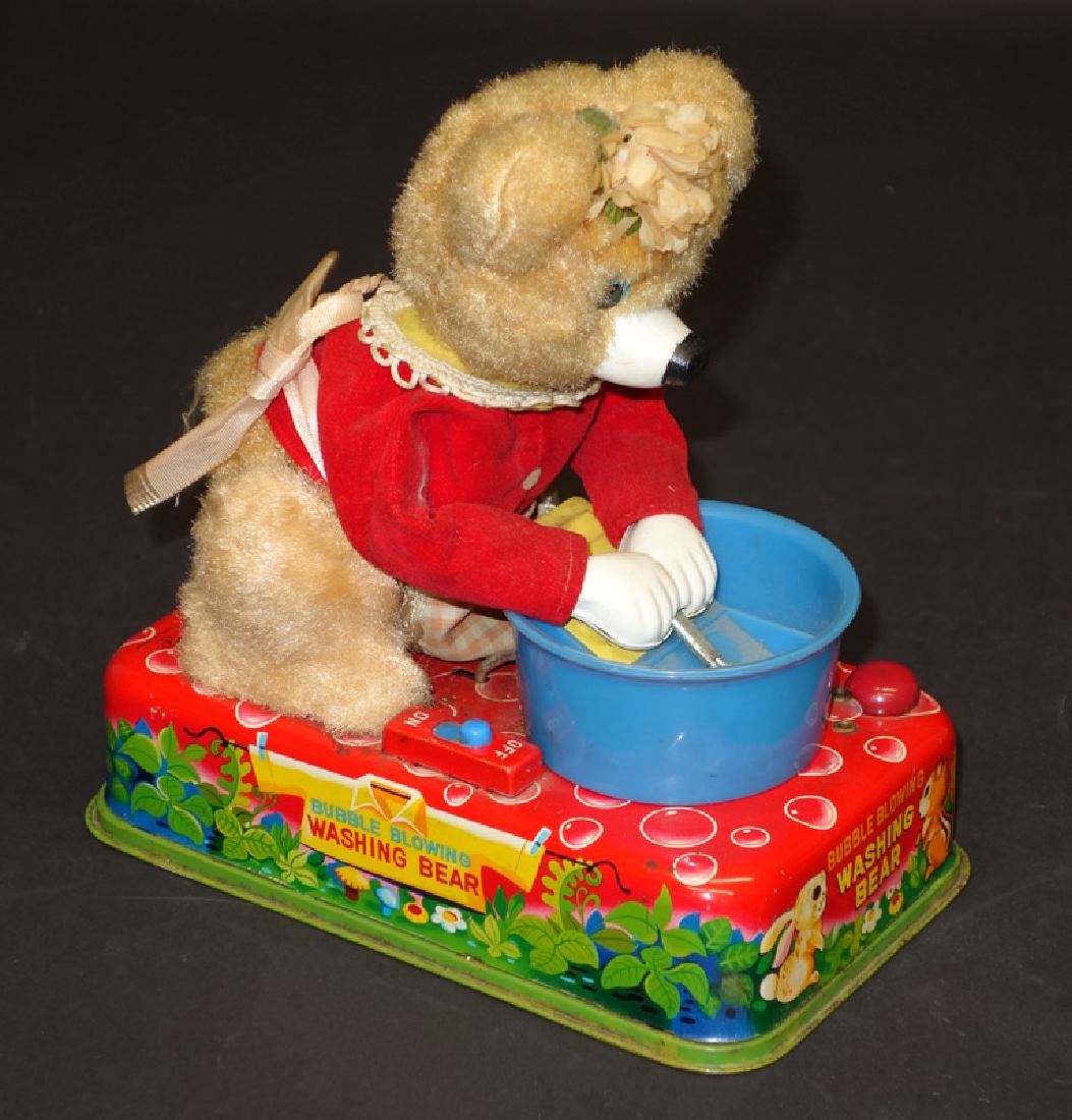 BUBBLE BLOWING WASHING BEAR (1 of 1)