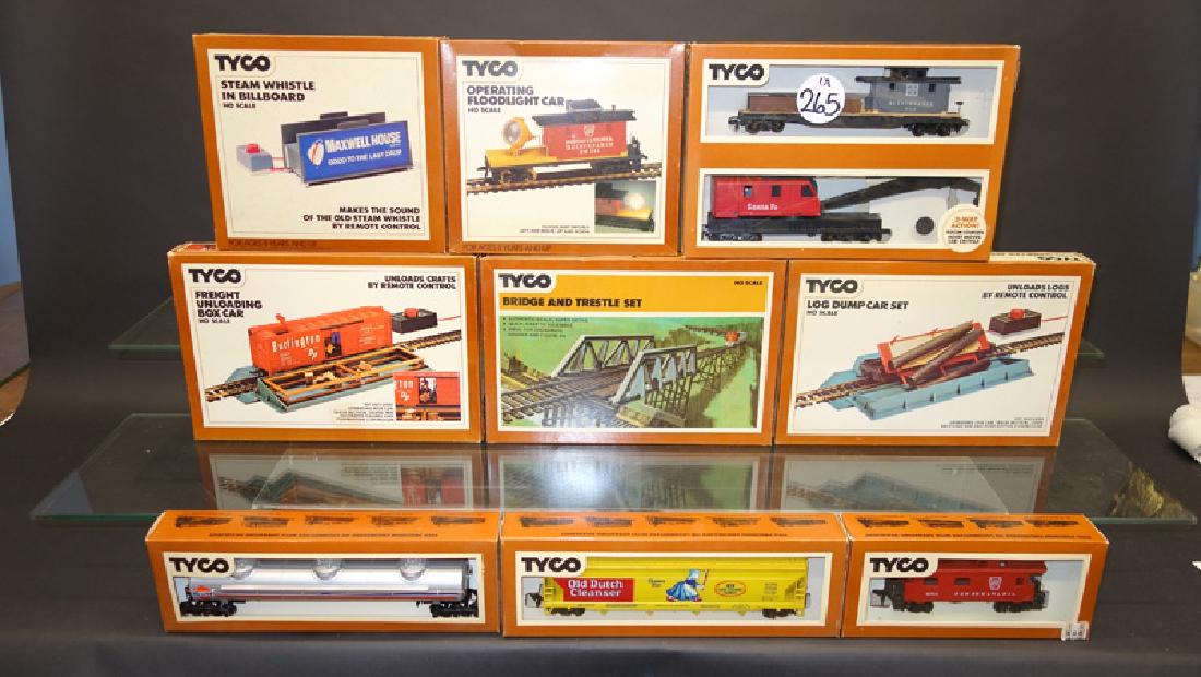 ASSORTED TYCO HO SCALE CARS & ACCESSORIES (9) PIECES (1 of 1)