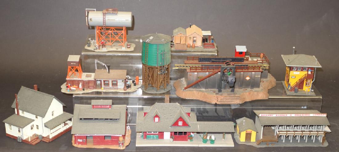LOT OF TRAIN ACCESSORIES (1 of 1)