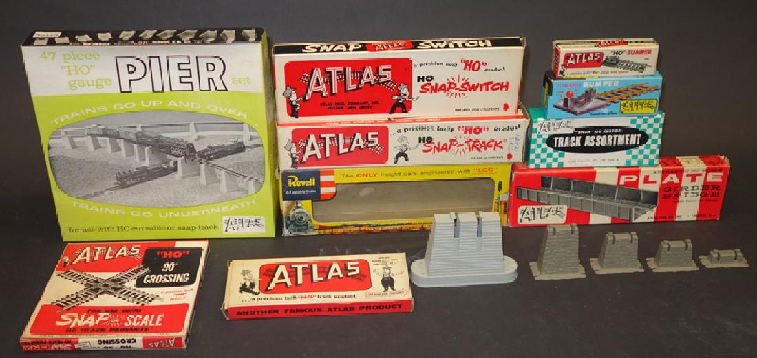 TRAIN ACCESSORIES LOT (1 of 1)