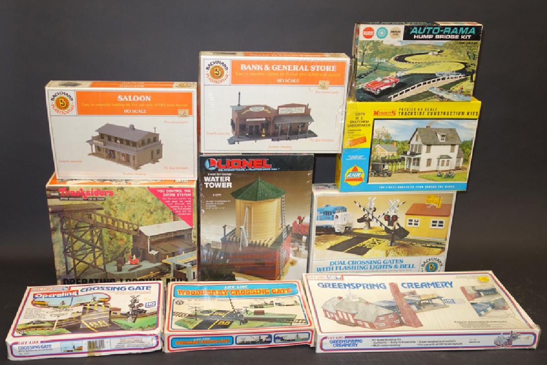 TRAIN ACCESSORIES, LOT OF (11) PCS. (1 of 1)