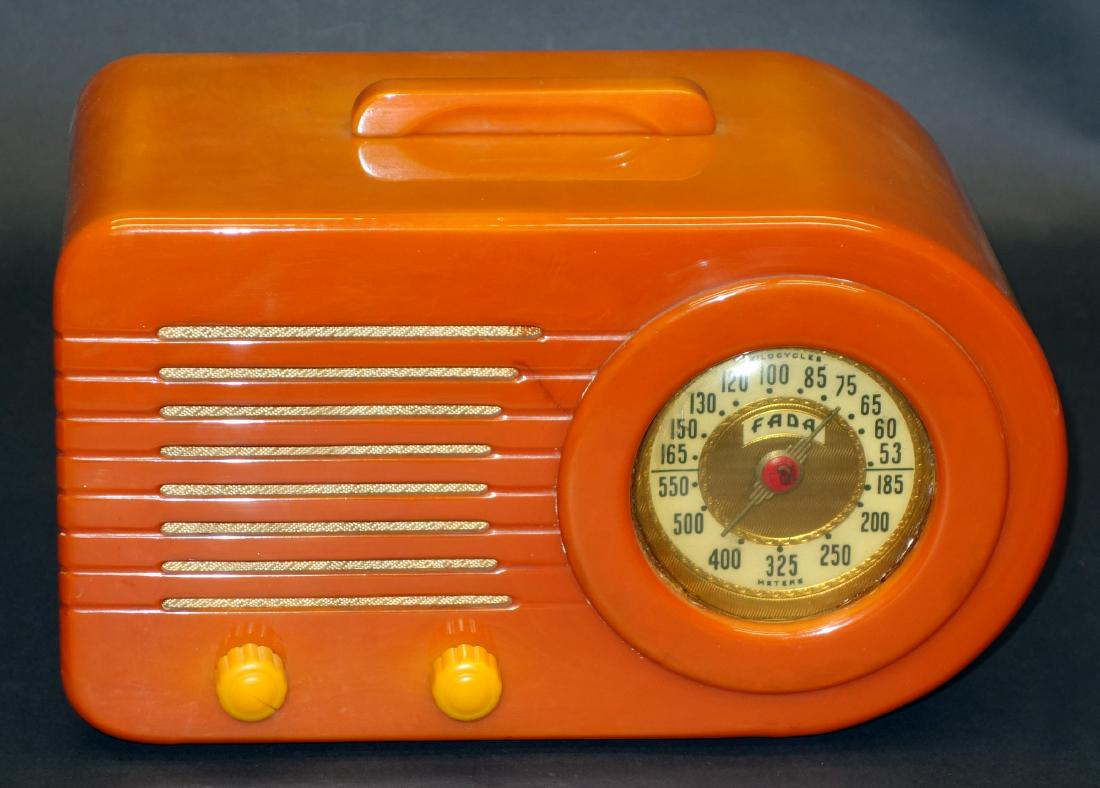 FADA CATALIN RADIO (1 of 1)