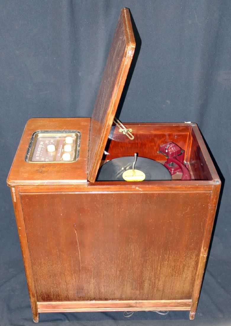 AIRLINE TABLE RADIO / PHONOGRAPH: Mahogany case; works; normal wear; H-25", L-24", G