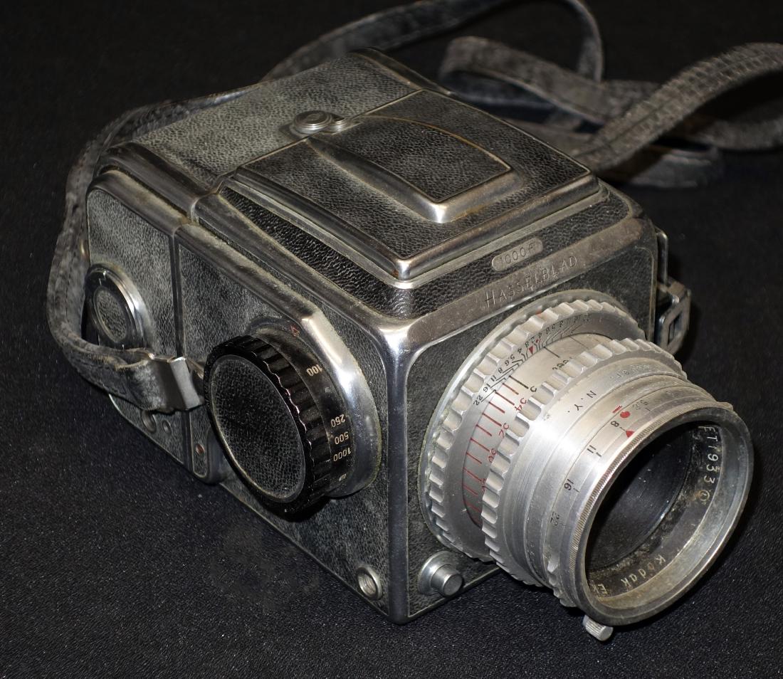 HASSELBLAD CAMERA: 800 mm, 1000F, Sweden; normal wear; G