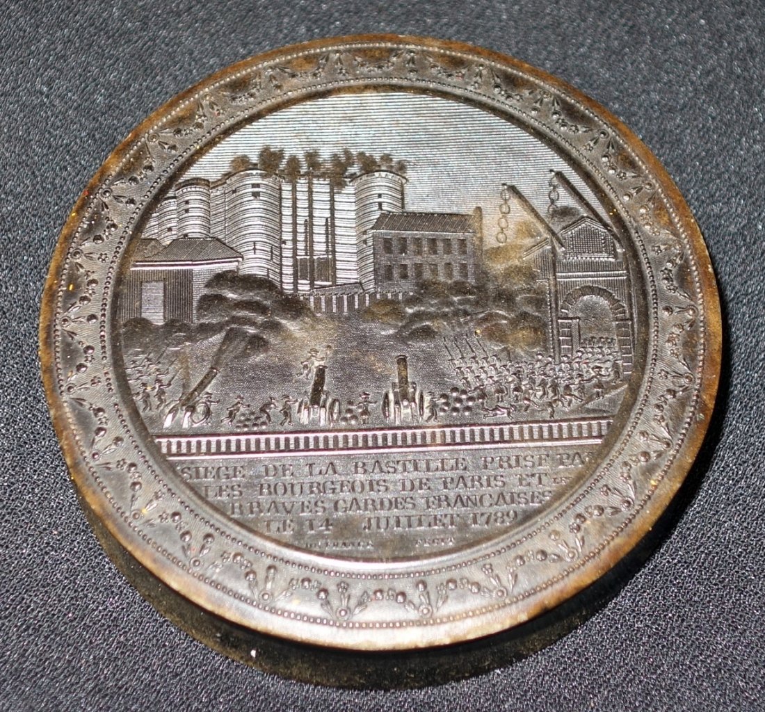 SIEGE BASTILLE SNUFF BOX: Horn, historical scene and description on top; partial tortoise lining; some inner rim chips; Dia.-3 1/4", G