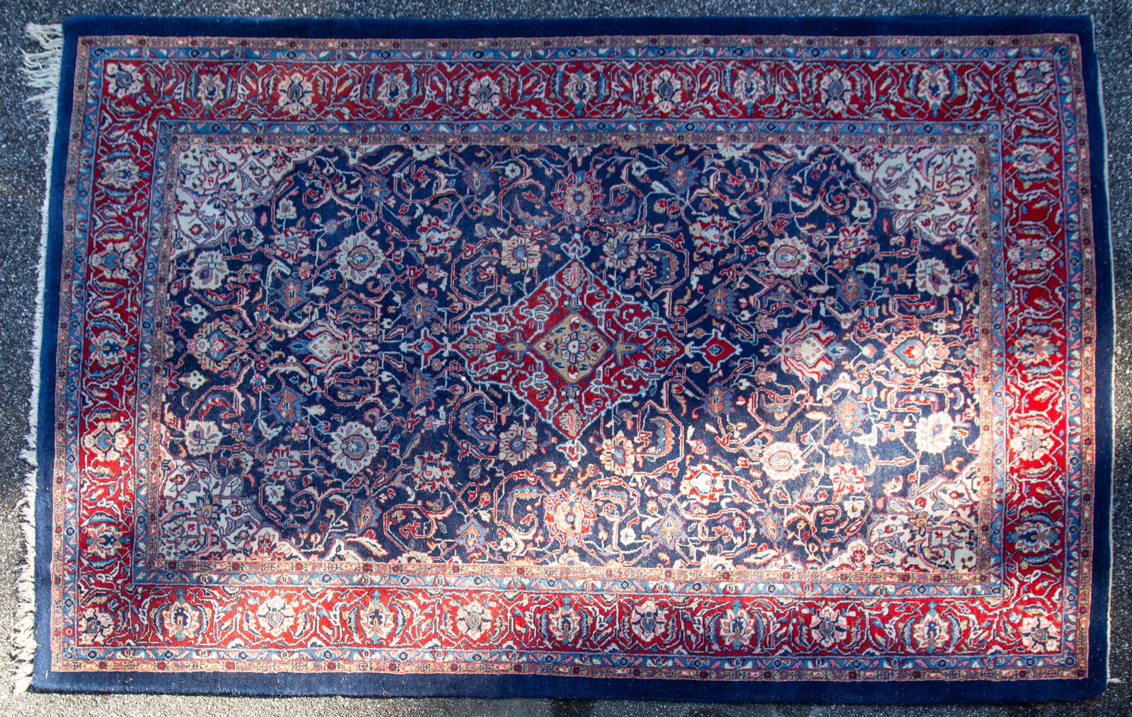 ROOM SIZE CARPET: Center medallion. Light spots are sunlight. Normal wear. 128" x 86" G-VG