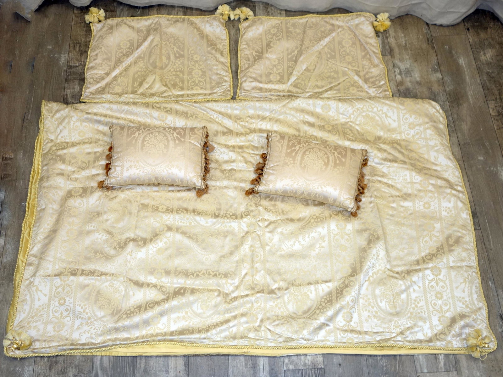 SILK BROCADE DUVET FOR TWIN BEDS: Includes pillow shams and throw pillows; like new; VG-EX