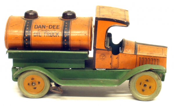 CHEIN DAN DEE OIL TRUCK: CHEIN DAN DEE OIL TRUCK - Litho tin; mechanical; working; some scratches; moderate wear; dirty; L-9", G+