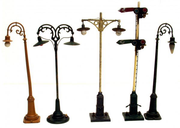 (5) LIONEL TRAIN ACCESSORIES: (5) LIONEL TRAIN ACCESSORIES - Painted metal; (2) double arc lights, (2) single arc lights; (1) electric warning signal; normal wear, (1) light bulb missing; H-15", G-VG