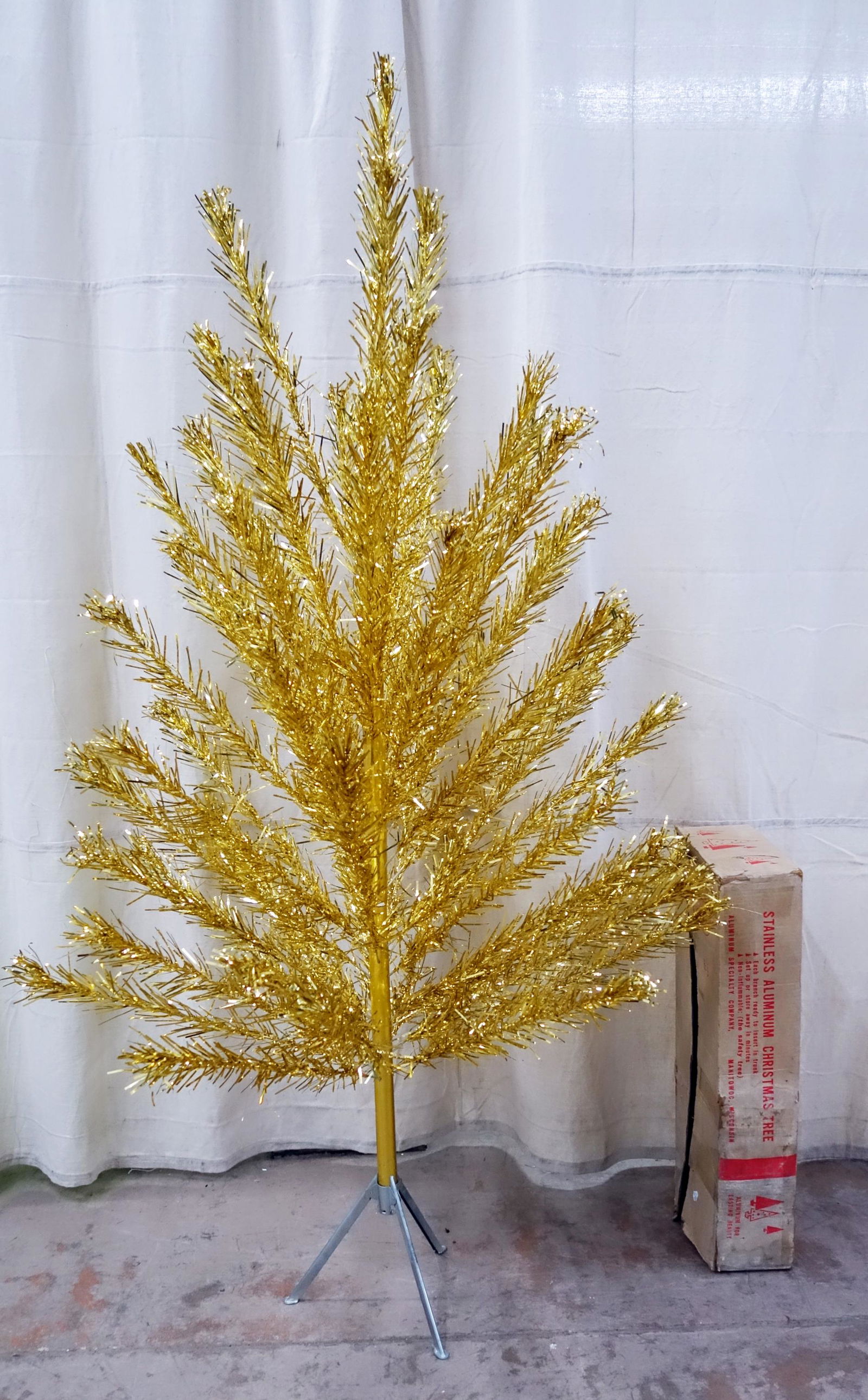 6 FOOT GOLD ALUMINUM CHRISTMAS TREE (1 of 1)