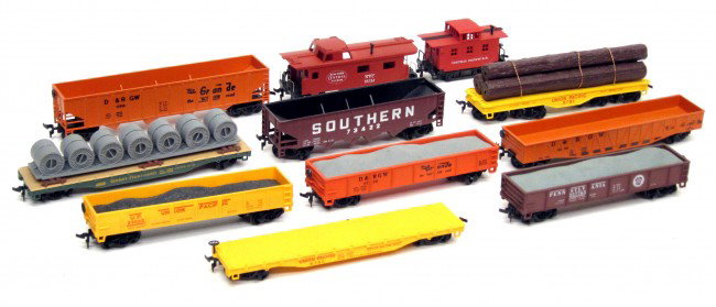 H.O. SCALE (11) TRAIN CARS: Gondolas, Flat cars, caboose, etc.; various makers including Lionel, Bachmann, etc.; VG-EX