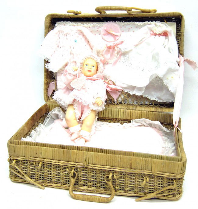 EFFANBEE BABY LISA: Astri; in wicker case; Case L-16", NM