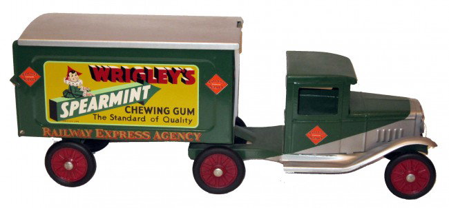 BUDDY-L WRIGLEYS SPEARMINT GUM BOX TRUCK: Painted pressed steel; total restoration; 1" scratch on roof; L-23 3/4", VG-EX