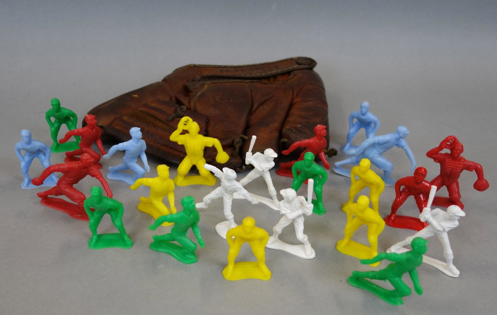 BASEBALL FIGURES & MITT: Assorted plastic figures, together with a Wilson Rip Repulski leather glove #A2964; wear; F-G