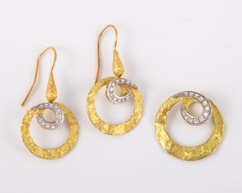 18K EARRINGS & MATCHING PENDANT