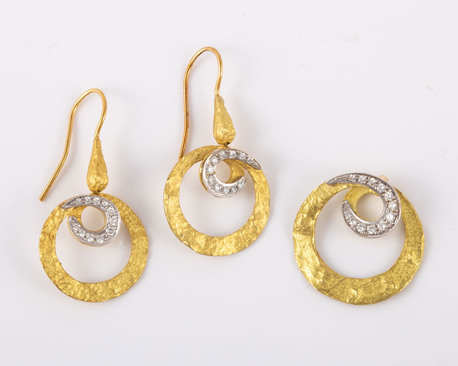 18K EARRINGS & MATCHING PENDANT (1 of 5)