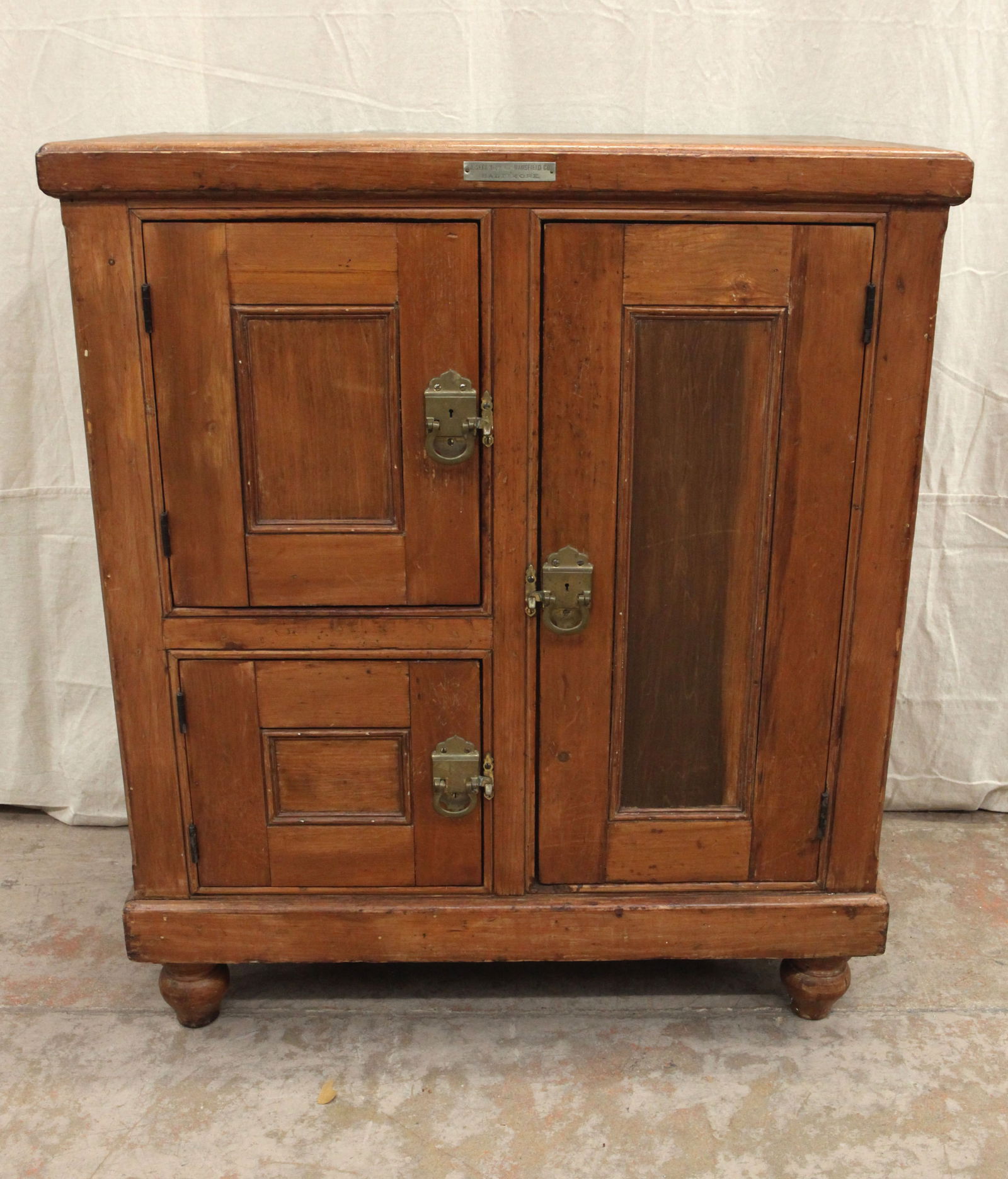 ANTIQUE ICE BOX (1 of 6)