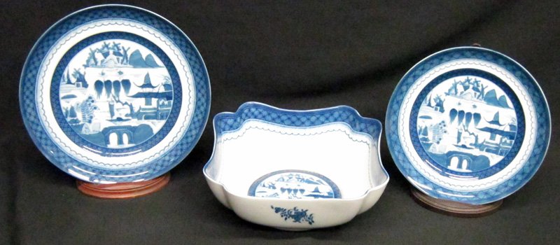 MOTTAHEDEH CANTON CHINA (13) PCS.: (6) 10" plates, (6) 8 3/4" plates; (1) 9" dia. Scalloped bowl; EX