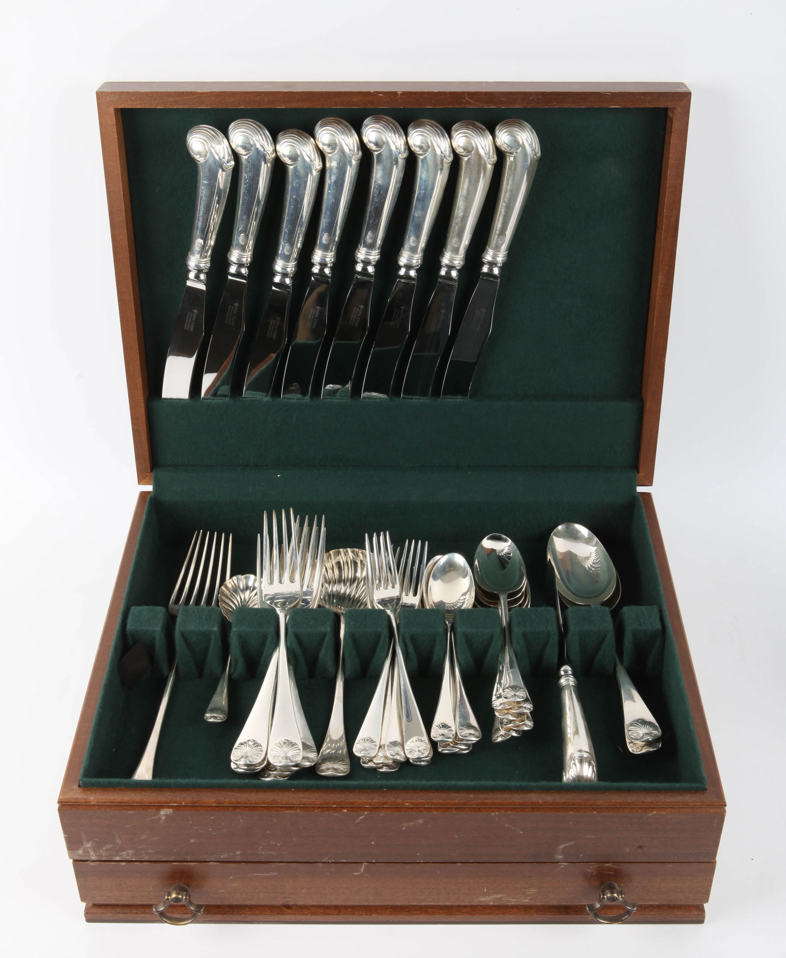 (46)PCS. STIEFF SHELL - WILLIAMSBURG STERLING FLATWARE: (8) dinner forks 7 1/2" 2.22 TO; (8) salad forks 6 1/2" 1.2 TO; (8) teaspoons 6" 1.07 TO; (8) tablespoons 6 3/4" 1.44 TO; (2) serving spoons 8 1/8" 2.67 TO; (8) dinner knives (handles only) 9 3/4" .5