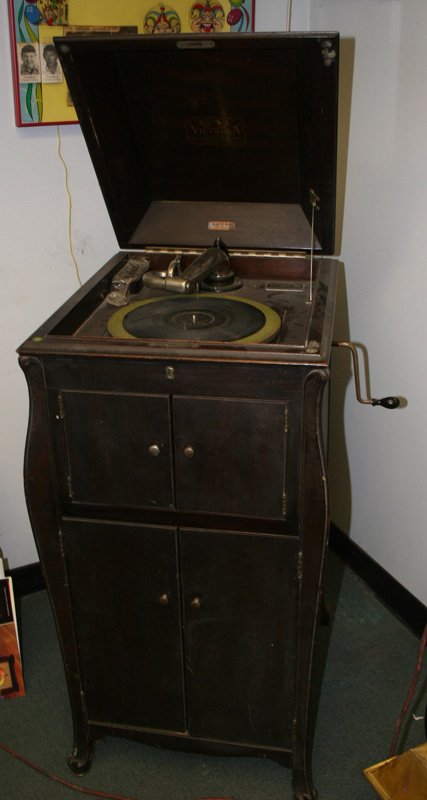 VICTOR VICTROLA - VV-XIA: Floor model; mahogany case; H-42", L-19", G-VG