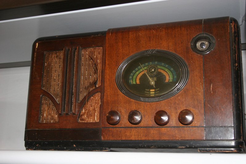 AIRLINE RADIO: Super Meterodyne, wood cased, Jensen speaker, speaker cover torn; L-17",