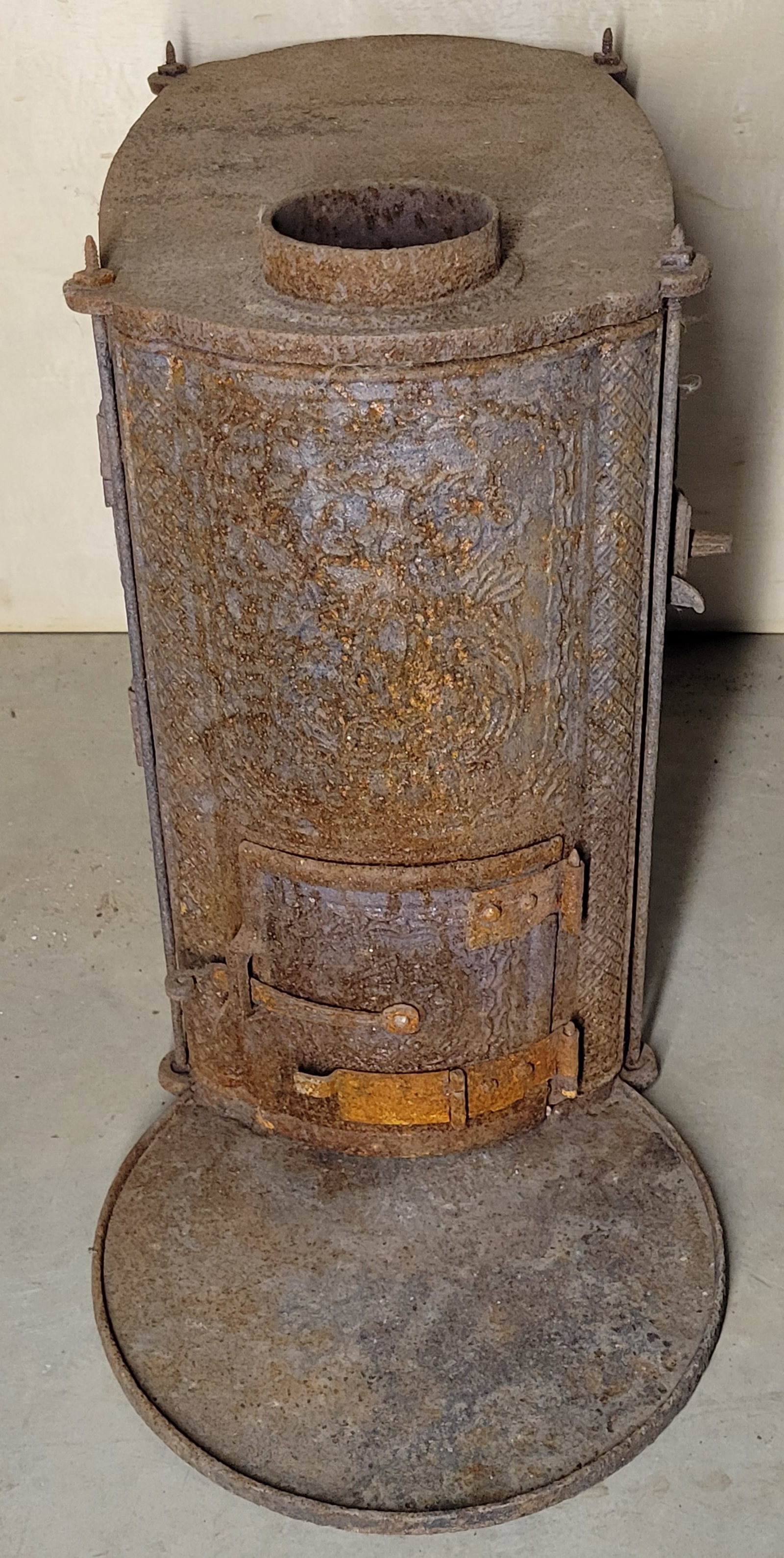W. R. GITTSVILLE CAST IRON STOVE: No feet; rusty; normal wear; H-22", L-14", 32" deep, F - ON LOCATION IN PARKTON, MARYLAND - PICK UP ONLY