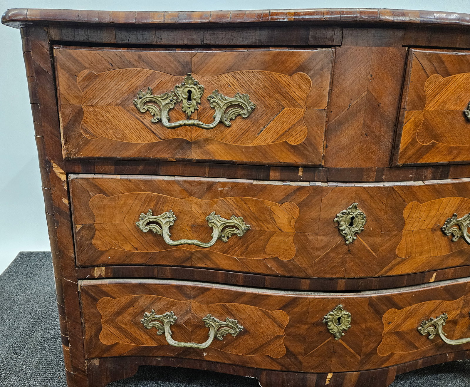 18TH CENTURY CONTINENTAL COMMODE - 2
