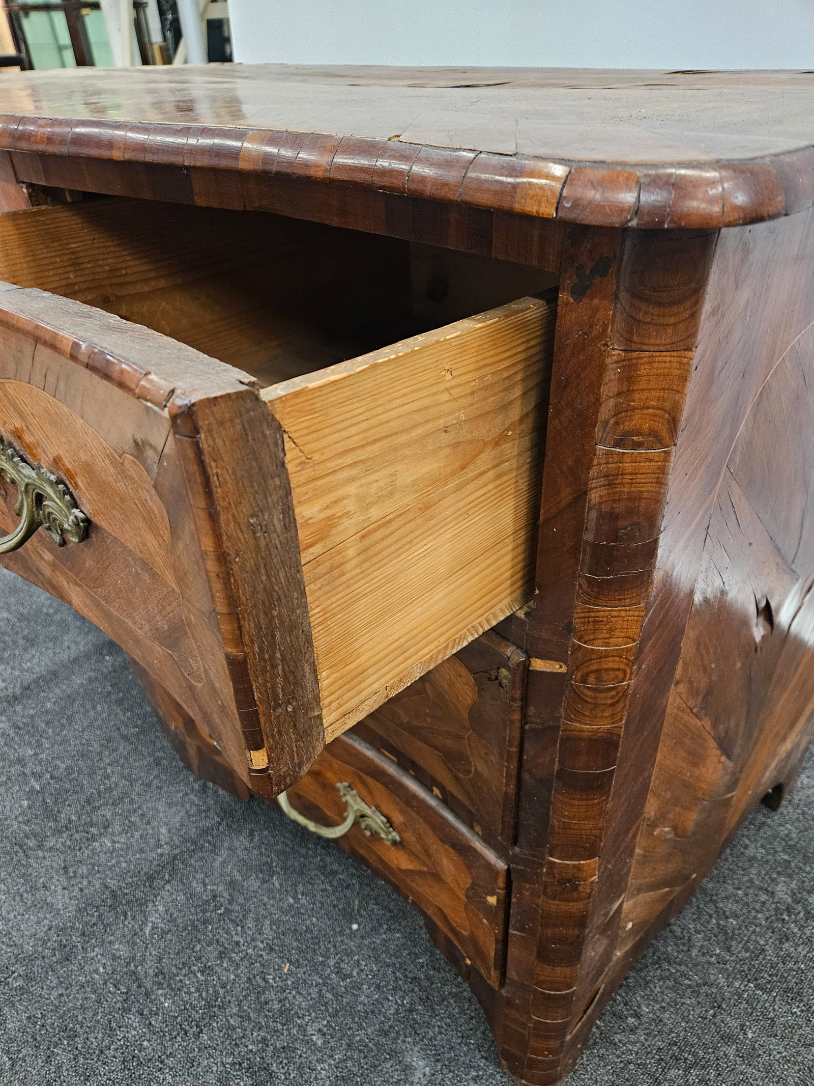 18TH CENTURY CONTINENTAL COMMODE - 3