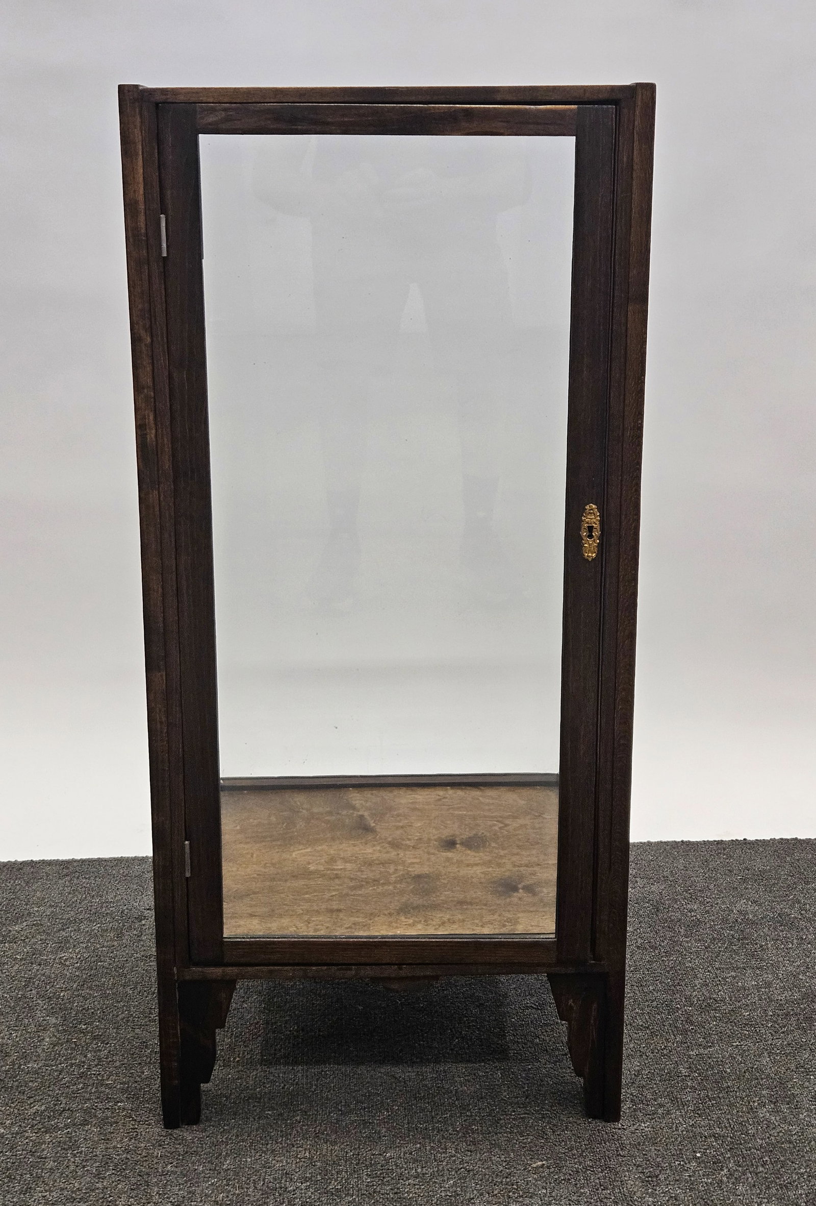 DECO DISPLAY CASE: Mixed wood, slat front floor display case; no shelves; H-42"xW-19"; normal wear, G-G+