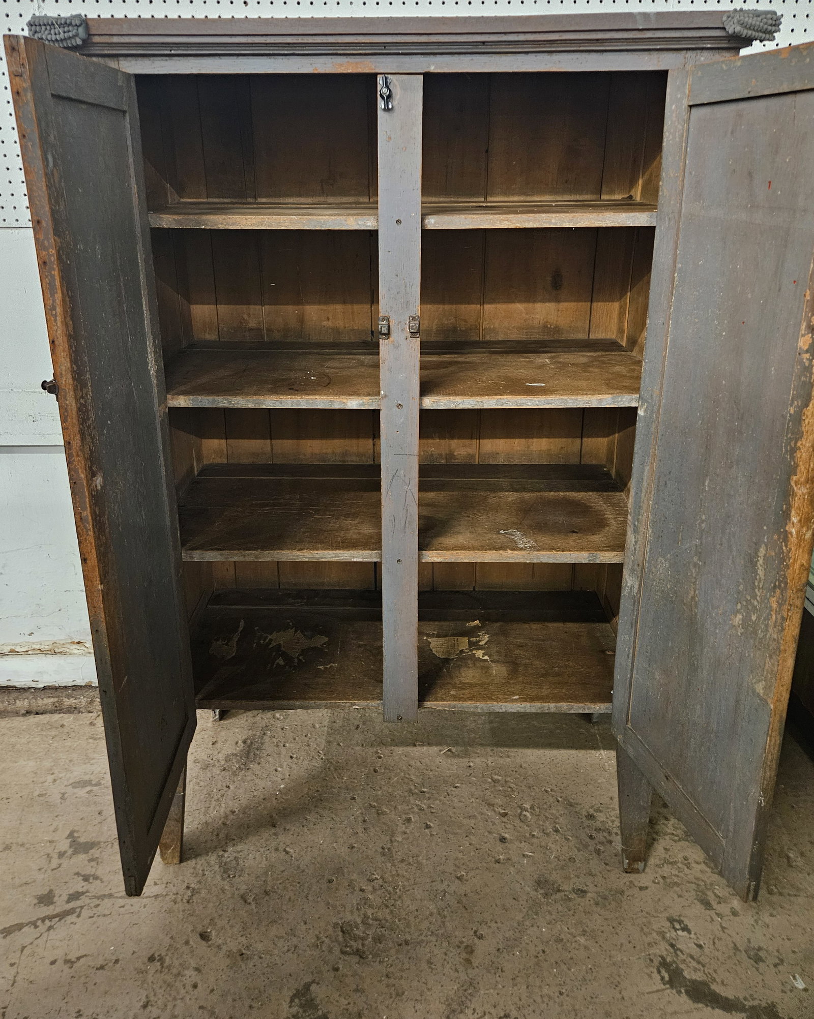 COUNTRY CUPBOARD - 3