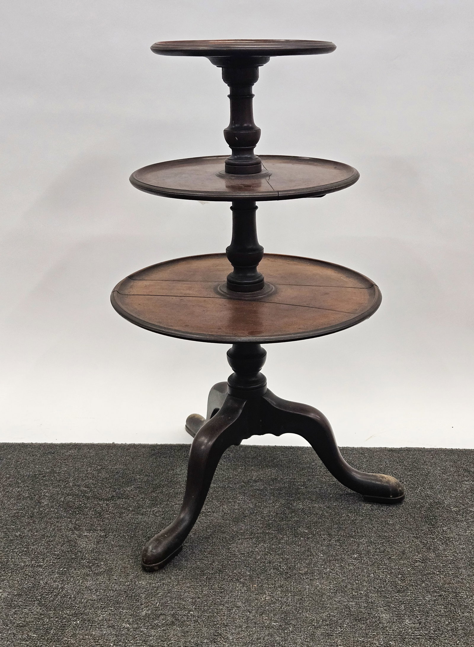 GEORGE II DUMBWAITER: (3) tier mahogany; revolving shelves with dish tops; slipper feet; H-42"xDia-24"; shelves needs to be checked, F