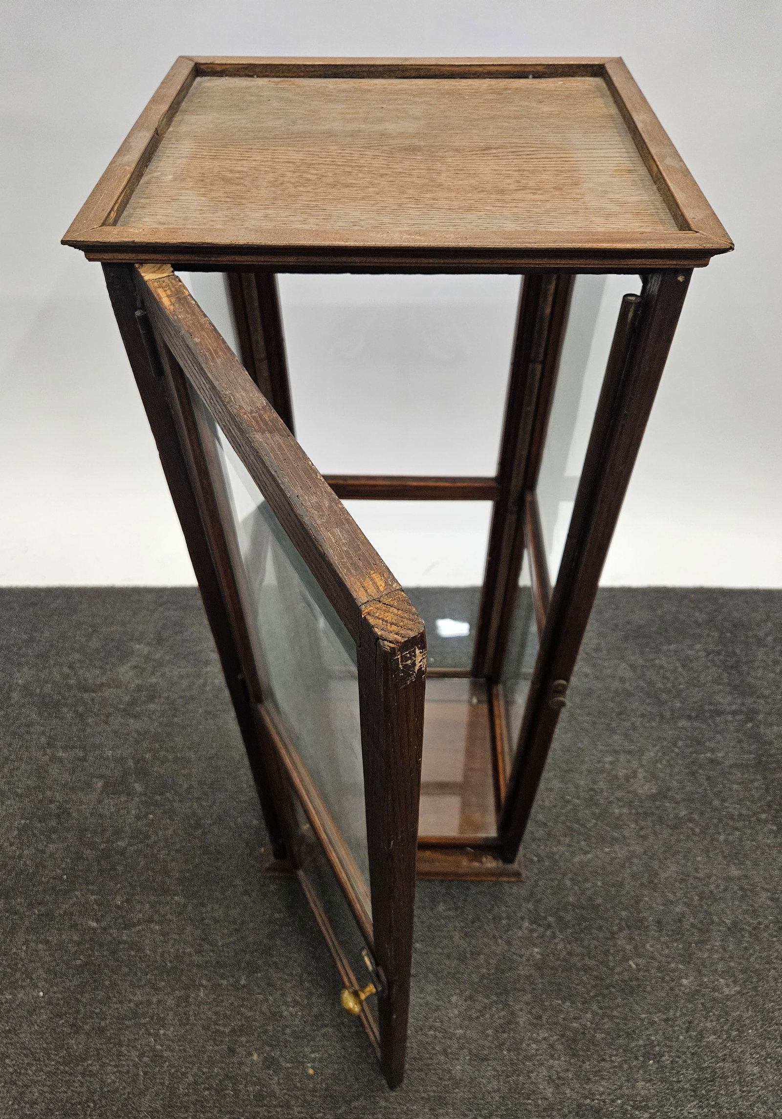 COUNTERTOP DISPLAY CASE - 4