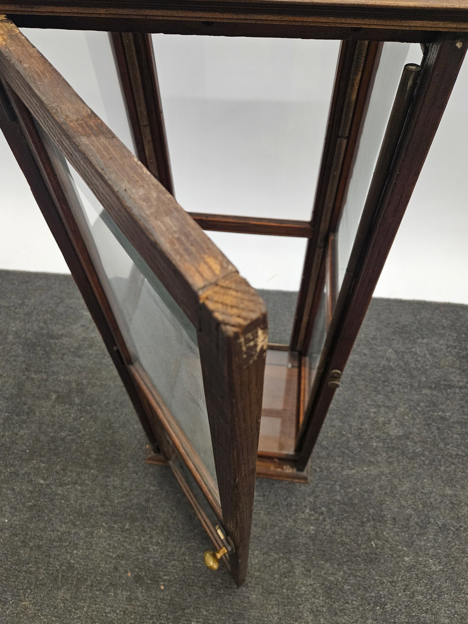 COUNTERTOP DISPLAY CASE - 5
