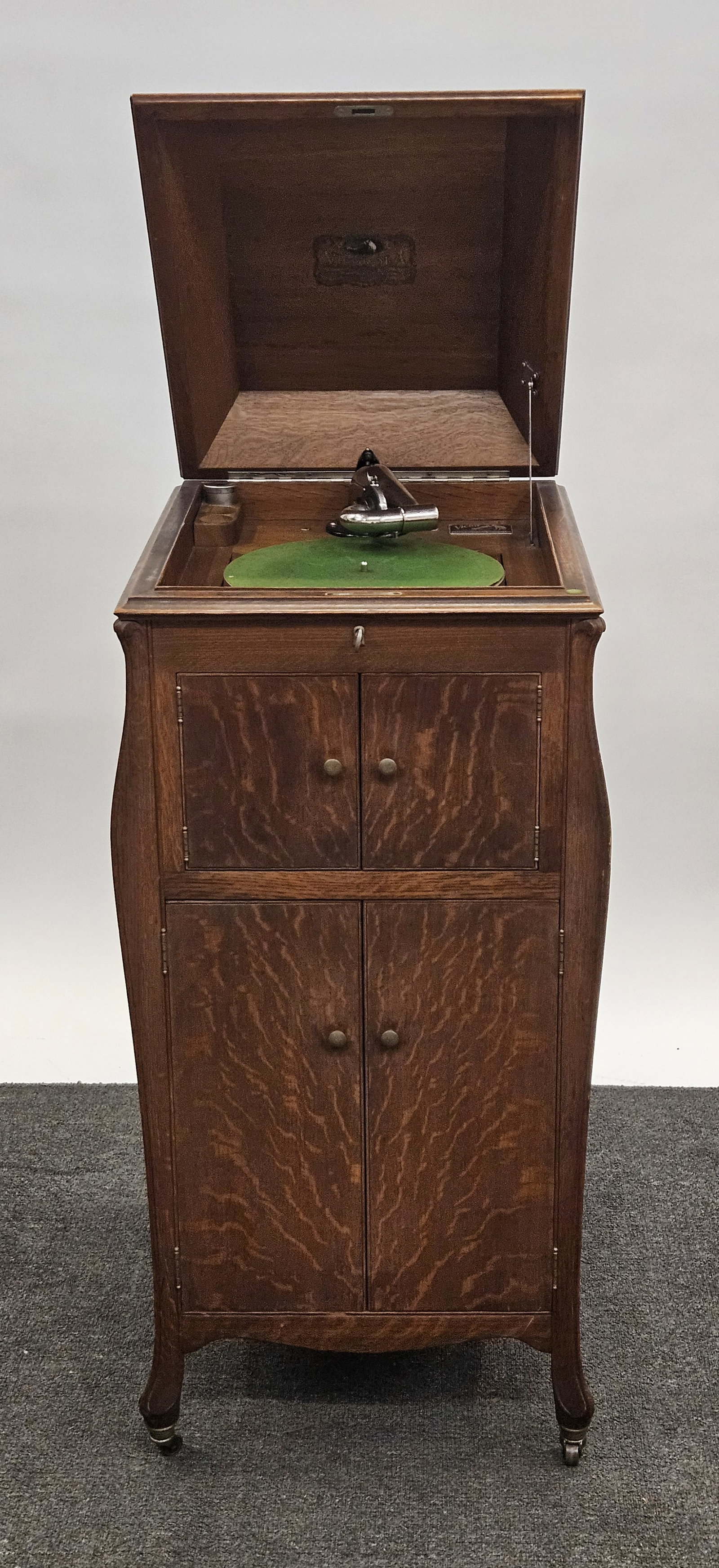 VICTOR VICTROLA XI: Oak case; decorative front corner columns; vaulted lid; runs; old refinish; H-43"xW-20"; normal wear, G-VG